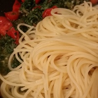 Spaghetti al pesto di tarassaco e pomodorini
